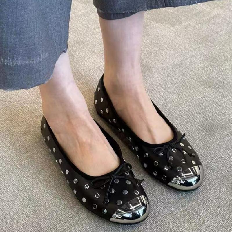 Мода Женская Мода Балетки Весна Новые Металлический Круглый Носок Мелкий Вырез Узел-Бабочка Заклепки Мягкая Подошва Нескользящие Одинарные Туфли