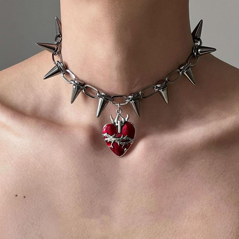 Y2K Heart Rivet Necklace Gothic Punk Style Heart Pendant Necklace for Men Women Exaggerate Jewelry Accessories Gifts