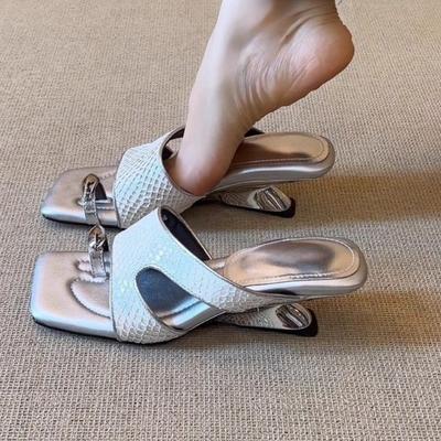 Мода 2025 Новые шлепанцы на специальном каблуке Женские Летние Новые с квадратным носком Открытый носок Металлическая накладка на носок Вырез Нескользящие шлепанцы