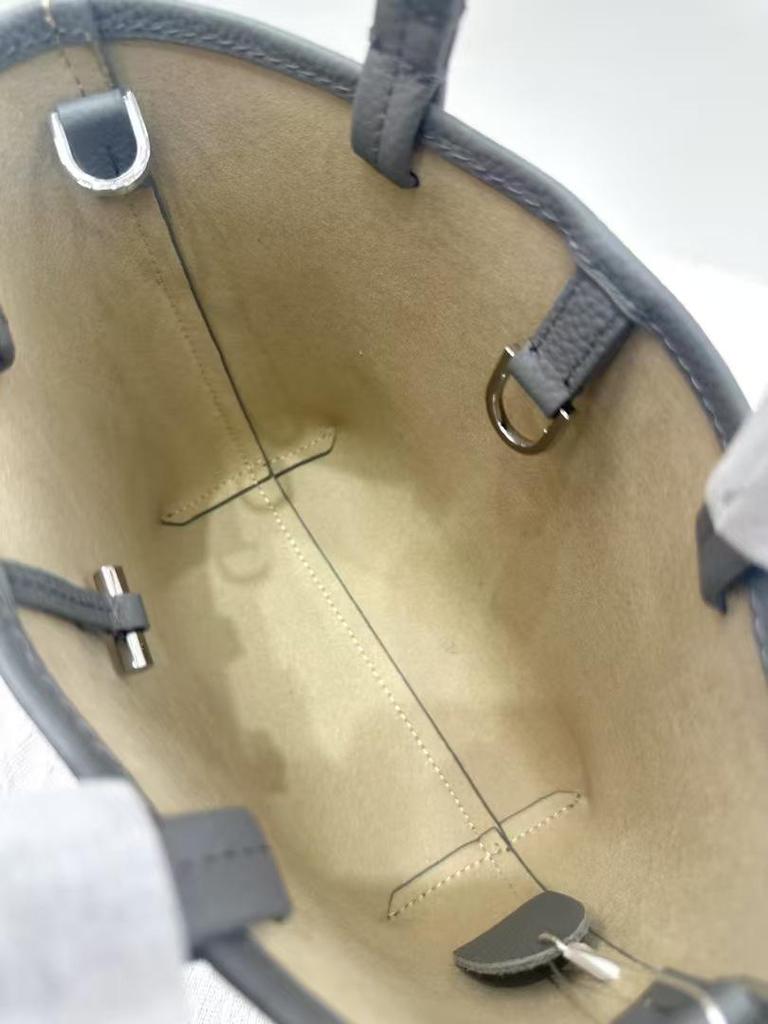 Маленькая сумка-тоут The Row из натуральной кожи - Большая вместимость, узор личи, стили ношения на плече/кроссбоди/под мышкой.