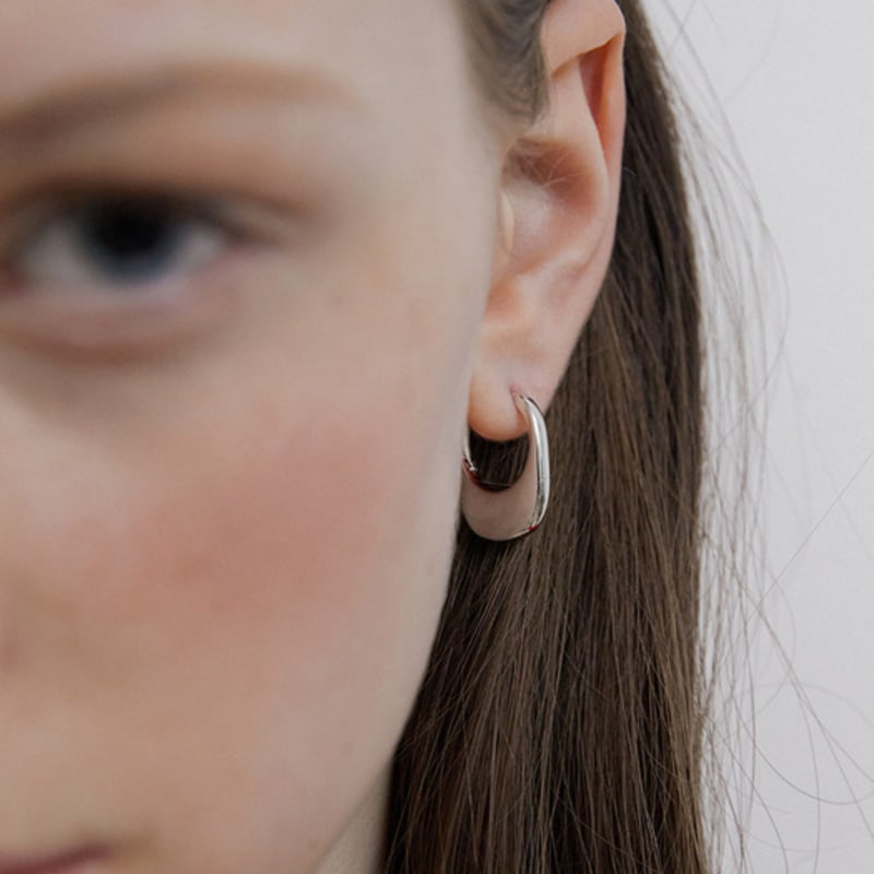 by hyeres Saddle bag one touch earrings (Silver) BH7E53717WBXXX