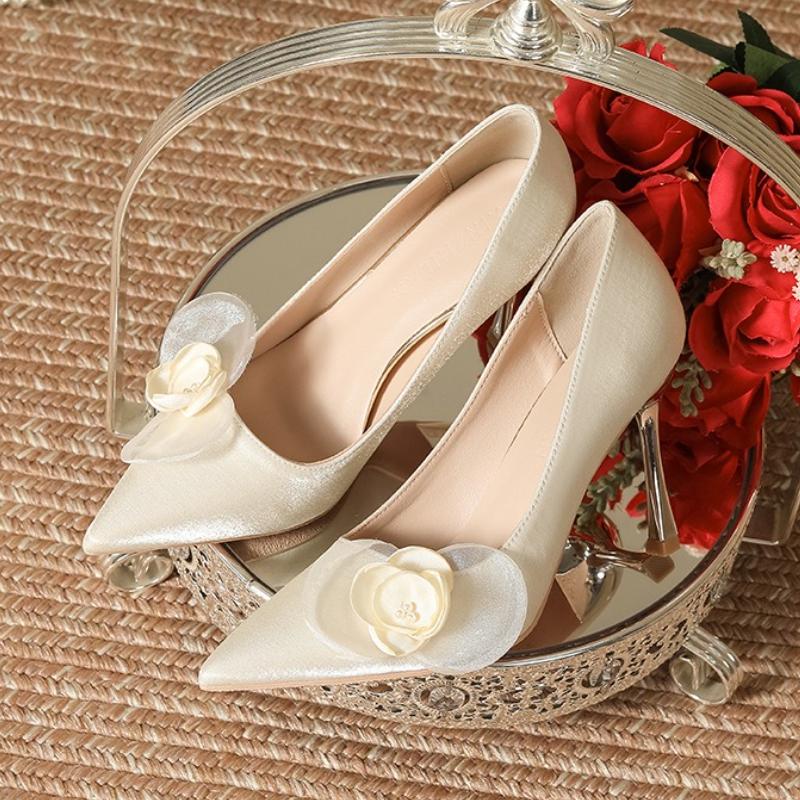 Fashion Elegant Flower String Bead Decoration Pumps Women Comfortable Pointed Toe Satin Brand Designer Shoes Fashion Wedding Bridal Shoe