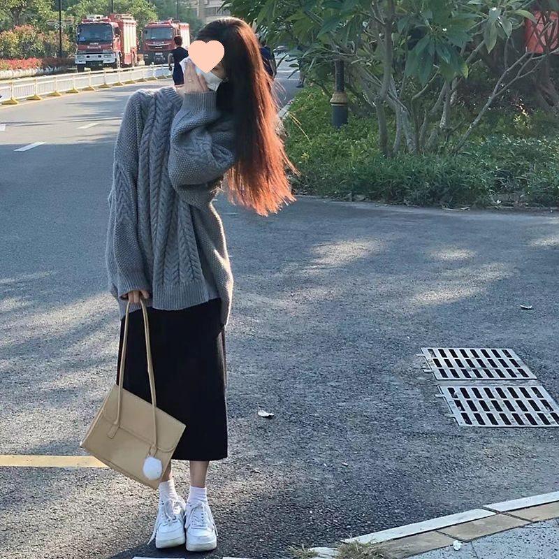 Осенне-весенний антивозрастной комплект свитера крупной вязки и юбки миди в солевых тонах в гонконгском стиле