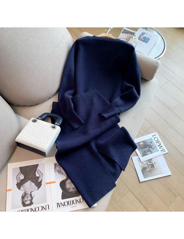Женский вязаный комплект из двух предметов в стиле French Chic: Свитер с рукавами летучая мышь и облегающая юбка-миди со разрезом для осени/зимы.