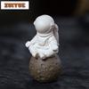 Креативность Исинская фиолетовая глина Чайный питомец Ручная работа Скульптура астронавта Изысканный настольный поднос для чая Маленькие украшения Могут улучшить подарок