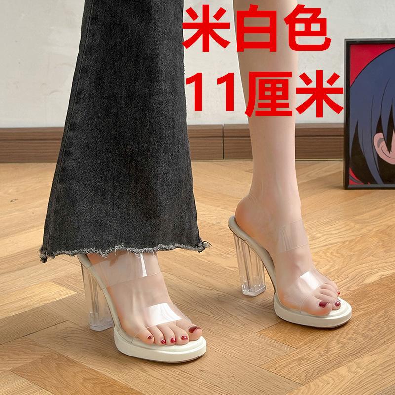 Наступая на дерьмо, чувствуя себя толстой подошвой, водонепроницаемый стол, прозрачное слово с босоножками на высоком каблуке, женщины носят хрустальные каблуки, толстые каблуки, классные тапочки в