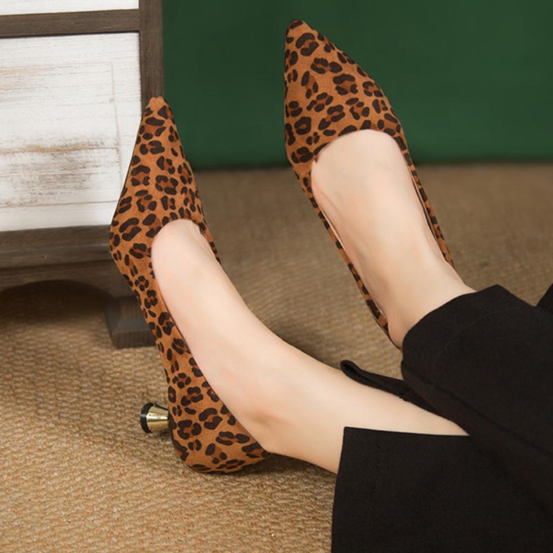 Модные женские туфли на среднем каблуке с леопардовым принтом, сексуальные замшевые босоножки с острым носком, 2024, вечерние осенние туфли-лодочки, новое платье Mujer Zapatillas