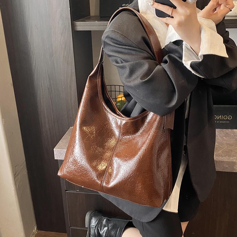 Retro Soft Leather Large-capacity Tote Bag Women's 2025 New Casual Simple Commuter Single Shoulder Underarm Bucket Bag