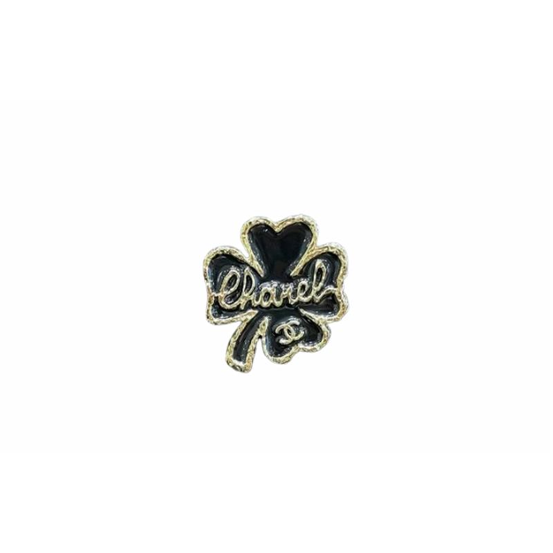 Chanel 24P черная эмаль буква четырехлистник - брошь, одинаковый стиль для мужчин и женщин, парный стиль