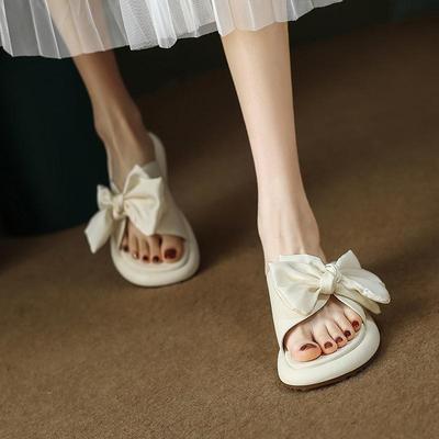 Сандалии на плоской подошве с бантом, мягкой подошвой и эффектом ходьбы по дерьму, новые женские крутые шлепанцы на толстой подошве для лета 2025 года