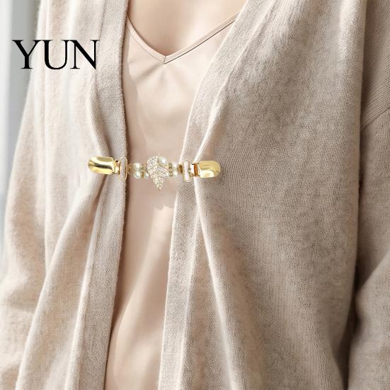 Dress Closure Clips 2Pcs Vintage Sweater for Women Girls, Retro Faux Pearl And Rhinestones Cardigan Clips, Elegant Fashionable Collar Pin Dresses