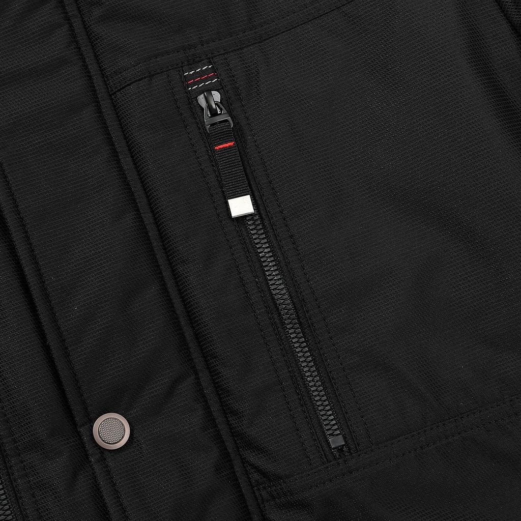 Утепленная куртка средней длины из хлопка и бархата с множеством карманов, ветрозащитными рукавами и съемной кепкой.