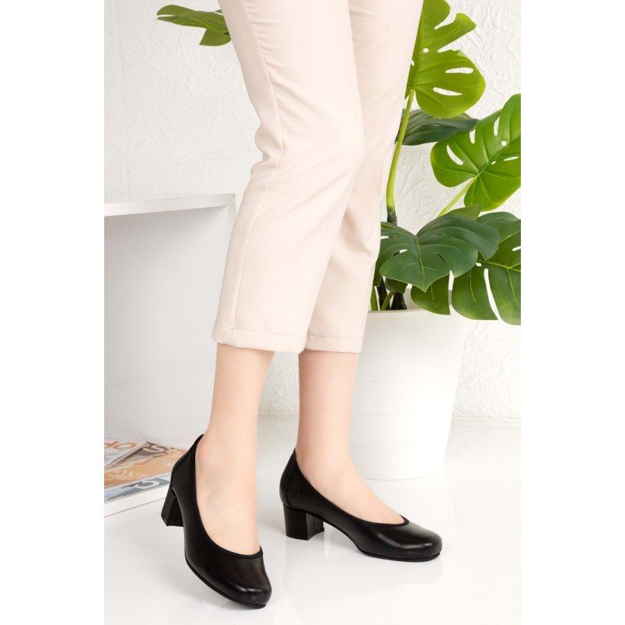 Женские классические туфли из натуральной кожи на массивном низком каблуке