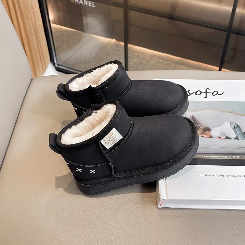 2024 Детские плюшевые туфли для девочек, зимние новые модные корейские ботинки с мягкой подошвой, сохраняющие тепло, универсальные, шикарные, нескользящие