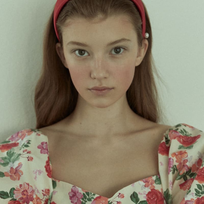 Элизабет Моментс Малиново-красный атласный ободок