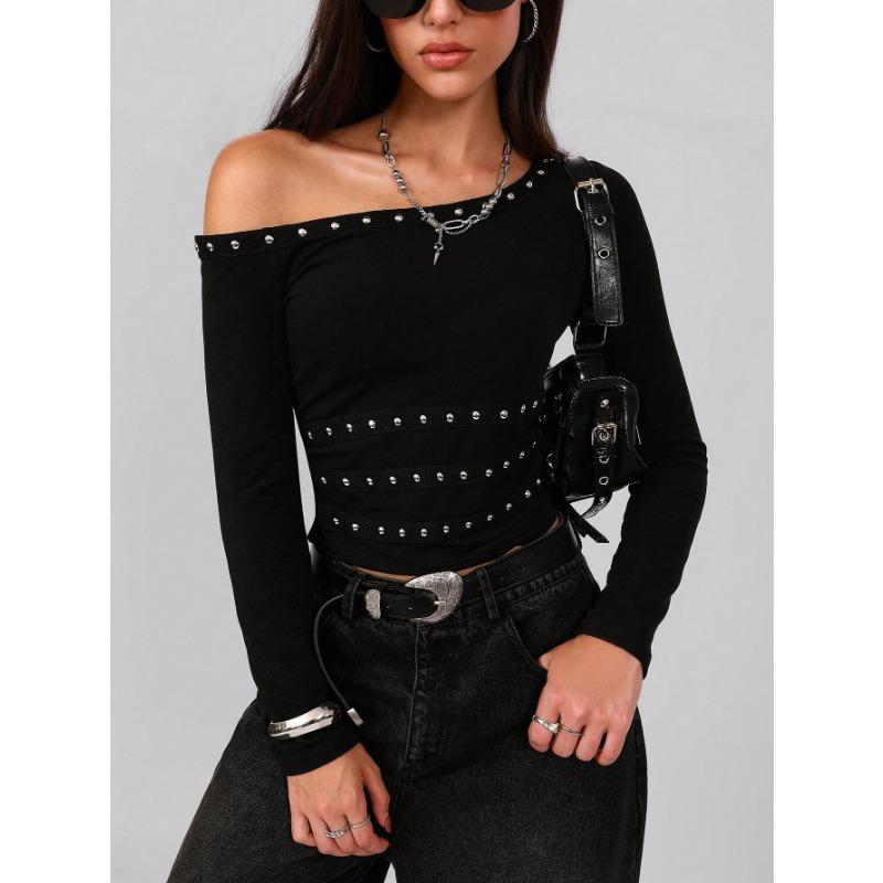 Новая горячая девушка, футболка с косым вырезом и декором из металлических заклепок, облегающая