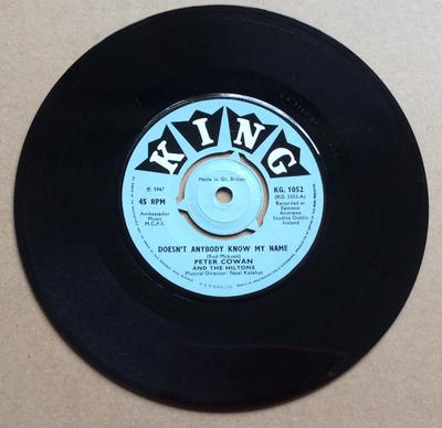 7-дюймовая пластинка PETER COWAN & THE HILTONS - Doesn't Anybody Know My Name   KG1052 King Records 1967 UK Рок Б/У