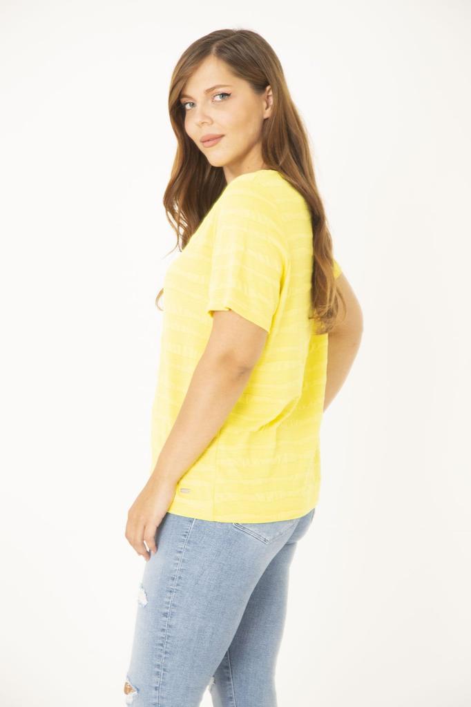 Женская блузка большого размера Желтая блузка больших размеров с круглым вырезом и узором