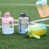 2-литровая спортивная бутылка для воды с соломинкой, большая емкость для фитнеса со шкалой, градиентный чайник, уличная пластиковая портативная бутылка для воды