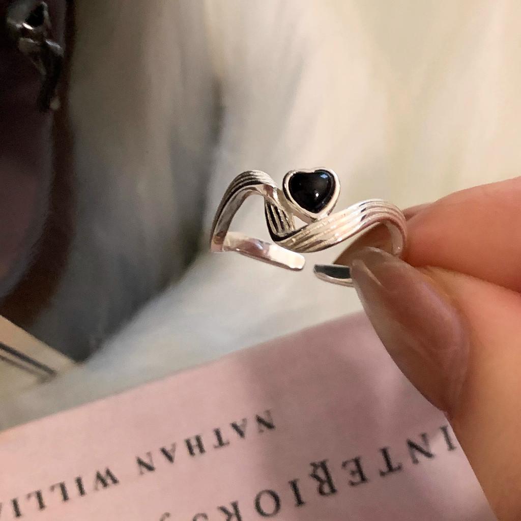 Fashionable Black Heart Surround Ring For Women Unique Design High-end Charm Accessory