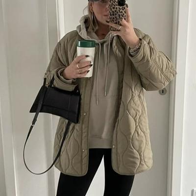 Зимний женский модный темперамент Стеганая ниточная отделка Простой однотонный Круглый вырез Свободная хлопковая куртка с длинным рукавом