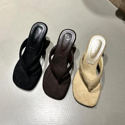 2025 новые нишевые шлепанцы на танкетке с квадратным носком и текстурой дерева, летние универсальные удобные на высоком каблуке, не натирающие ногу, крутые тапочки для женщин