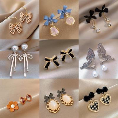 Серьги-пусеты «Бриллиантовый бант» из серебряной иглы Простые и универсальные Высококачественные серьги-пусеты Женские нишевые серьги класса люкс