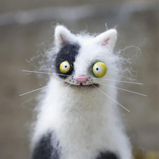 Шерстяной войлок Фамильяры Причудливые войлочные украшения ручной работы Капризные куклы кошки/опоссума Коллекционная фигурка животного для декора стола, полки, столешницы