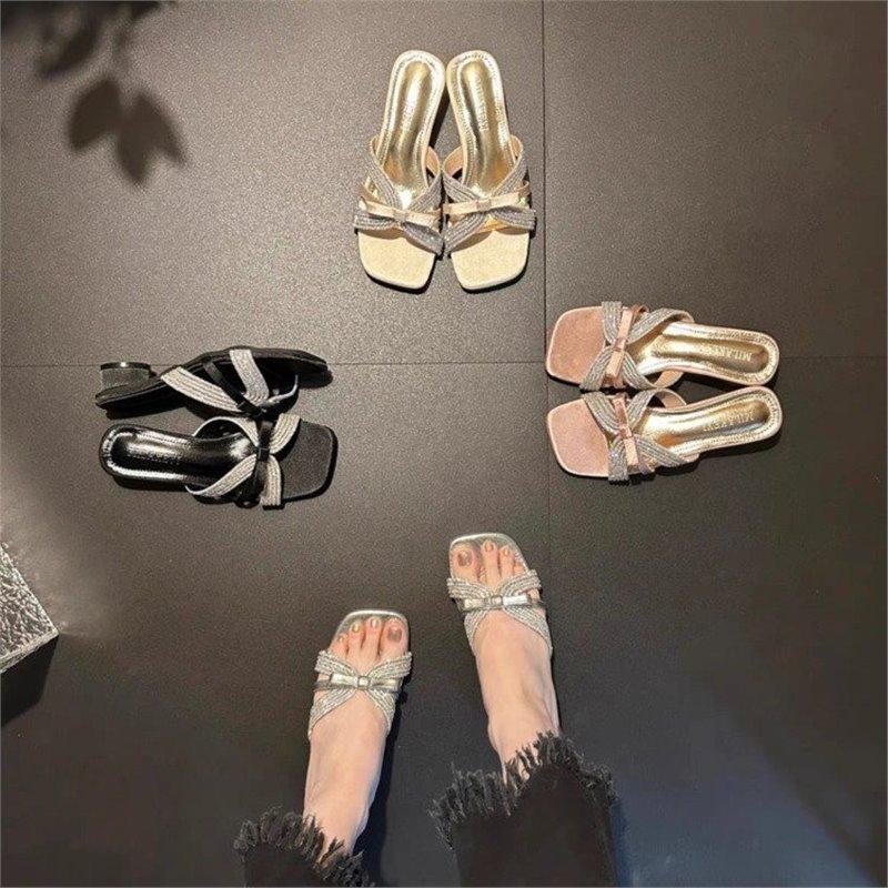 Тапочки женские летние 2025 новые босоножки со стразами и бантом на толстом каблуке с квадратным носком и открытым носком универсальные модные туфли на высоком каблуке
