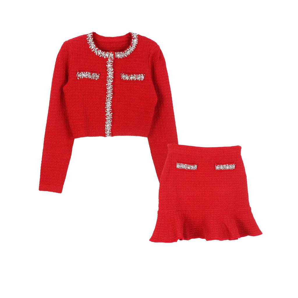 Элегантный комплект кардигана и короткой юбки во французском стиле с красными ромбовидными акцентами