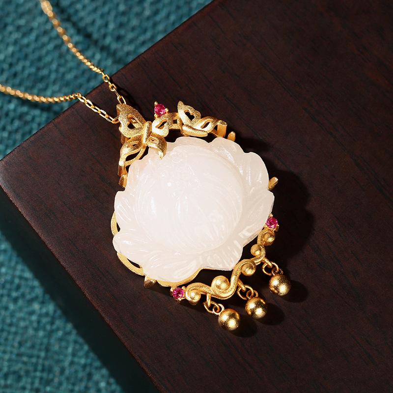 2023 Весна/Лето Позолоченное Ожерелье с Подвеской в виде Лотоса и Кисточкой из Имитации Нефрита с Высокой Стойкостью Цвета