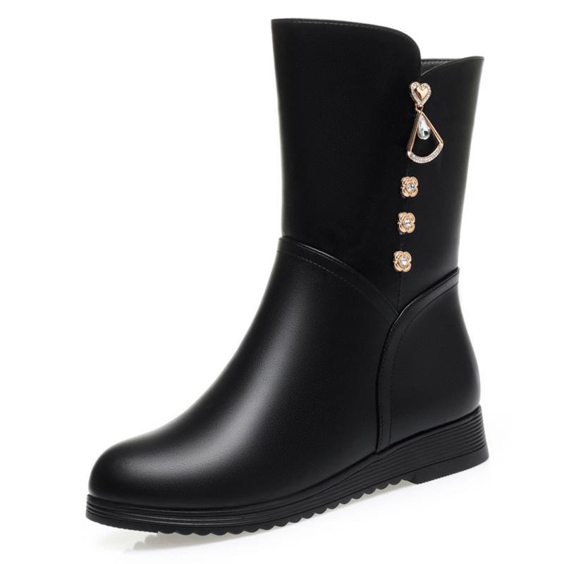 Зимние мягкие кожаные удобные теплые ботинки средней высоты для женщин, металлические декоративные хлопковые туфли, плюшевые плоские сапоги для снега для мам