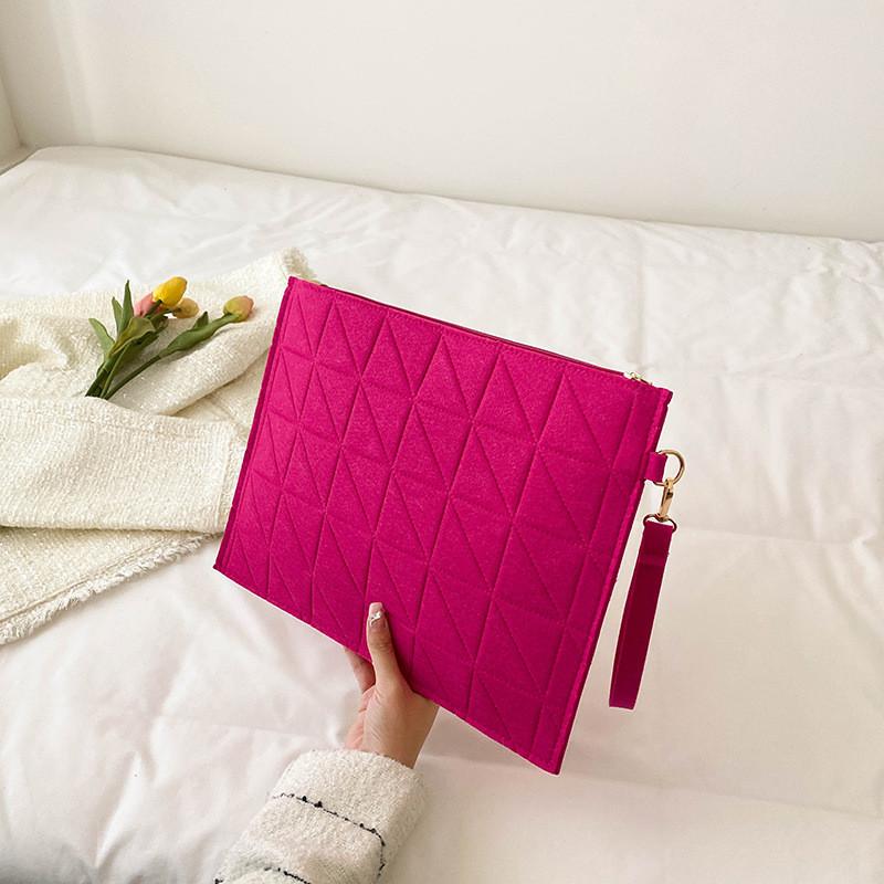 Стильная винтажная сумка-конверт для женщин черного, зеленого, фуксии и хаки цветов. Идеально подходит для повседневных весенних нарядов.