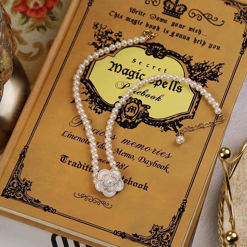 Gold-Plated French Court Pearl Flower Necklace - Retro, Simple, Versatile Fashion Clavicle Chain.