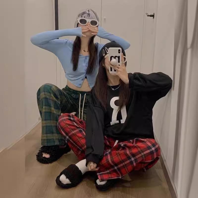 Женские брюки широкого кроя в красную клетку - повседневный осенне-зимний спортивный стиль