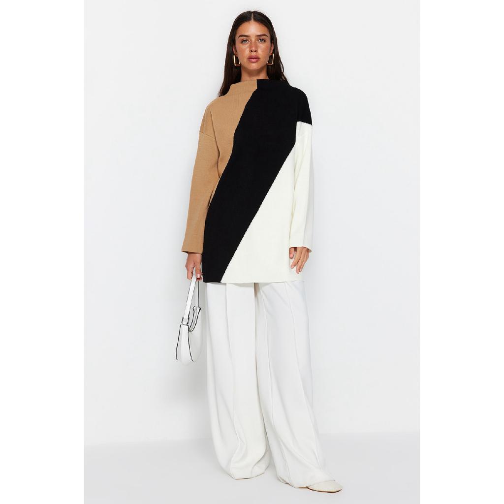 Темно-синий трикотажный свитер с высоким воротником и блокировкой цвета Tctaw24ak00006