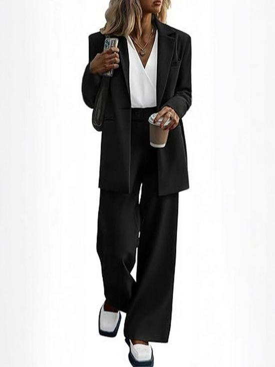 Мода осень/зима 2025 для женщин: Элегантный однотонный костюм с брюками