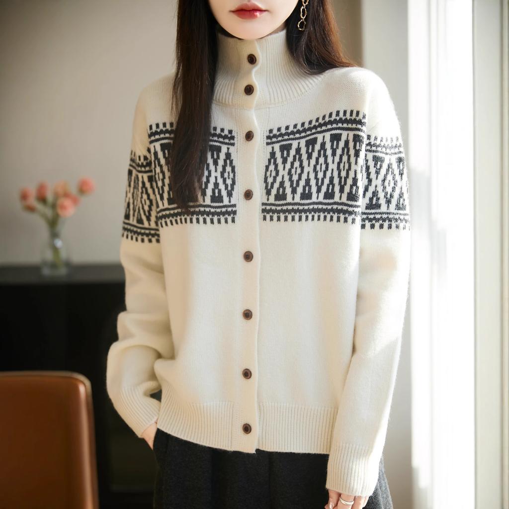 Блузка с цветами сливы, с высоким воротником и объемным узором, мягкая и уютная, подходит для ношения осенью и зимой в качестве верхней одежды.