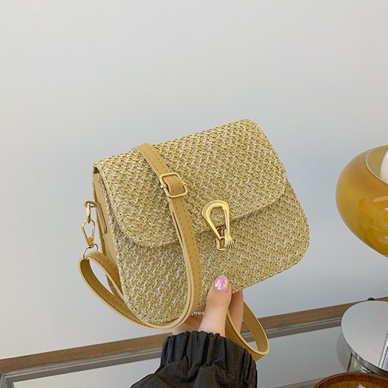Модная плетеная маленькая сумка для женщин, новая модная сумка через плечо на одно плечо, персонализированная соломенная плетеная маленькая квадратная сумка с пряжкой-замком