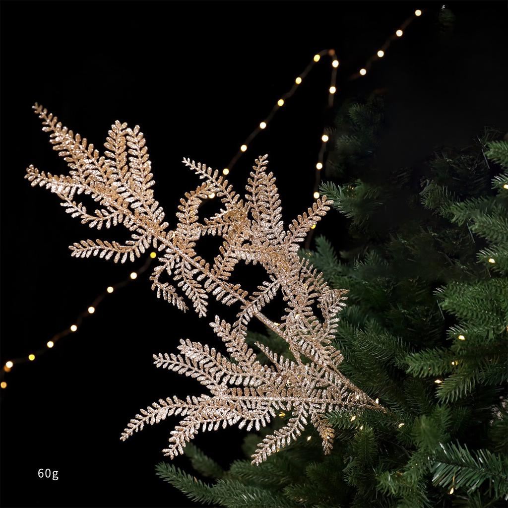 Большие ветки рождественской ели, украшения для рождественского венка, елочные игрушки, искусственные блестящие ветки.