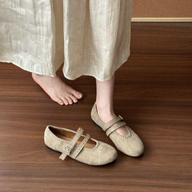 Модная винтажная обувь Мэри Джейн на плоской подошве 2025 Новая французская универсальная обувь с заклепками для женщин