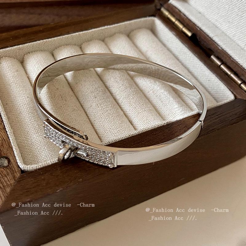 Элегантный браслет из позолоченного циркония и титана — стильный и уникальный дизайн