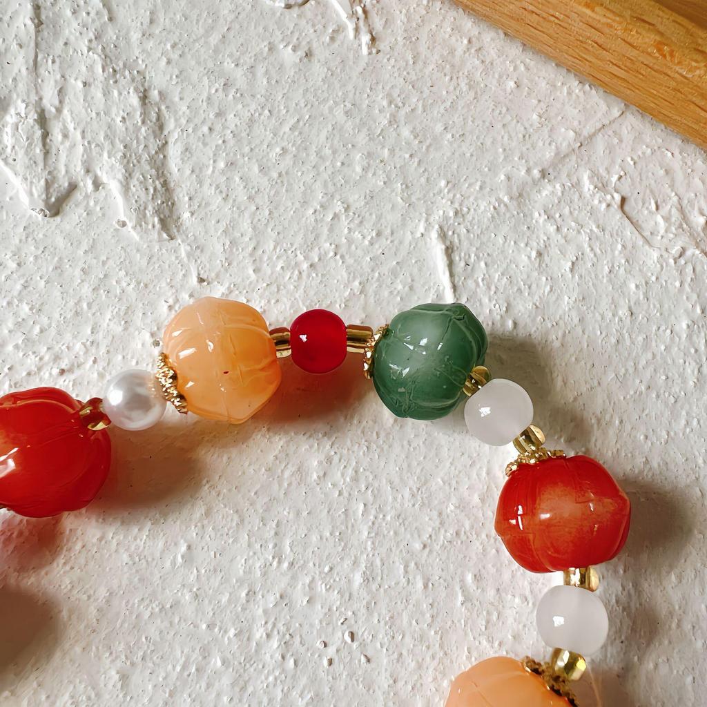 Изысканный браслет из бусин из золотистого шелкового жадеита с кисточкой-оберегом для женщин и мужчин