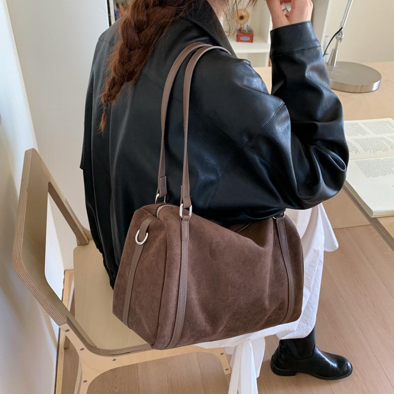 Сумка большой вместимости 2025 новая трендовая ретро универсальная модная сумка через плечо с высоким чувством стиля замшевая сумка-мессенджер для通勤