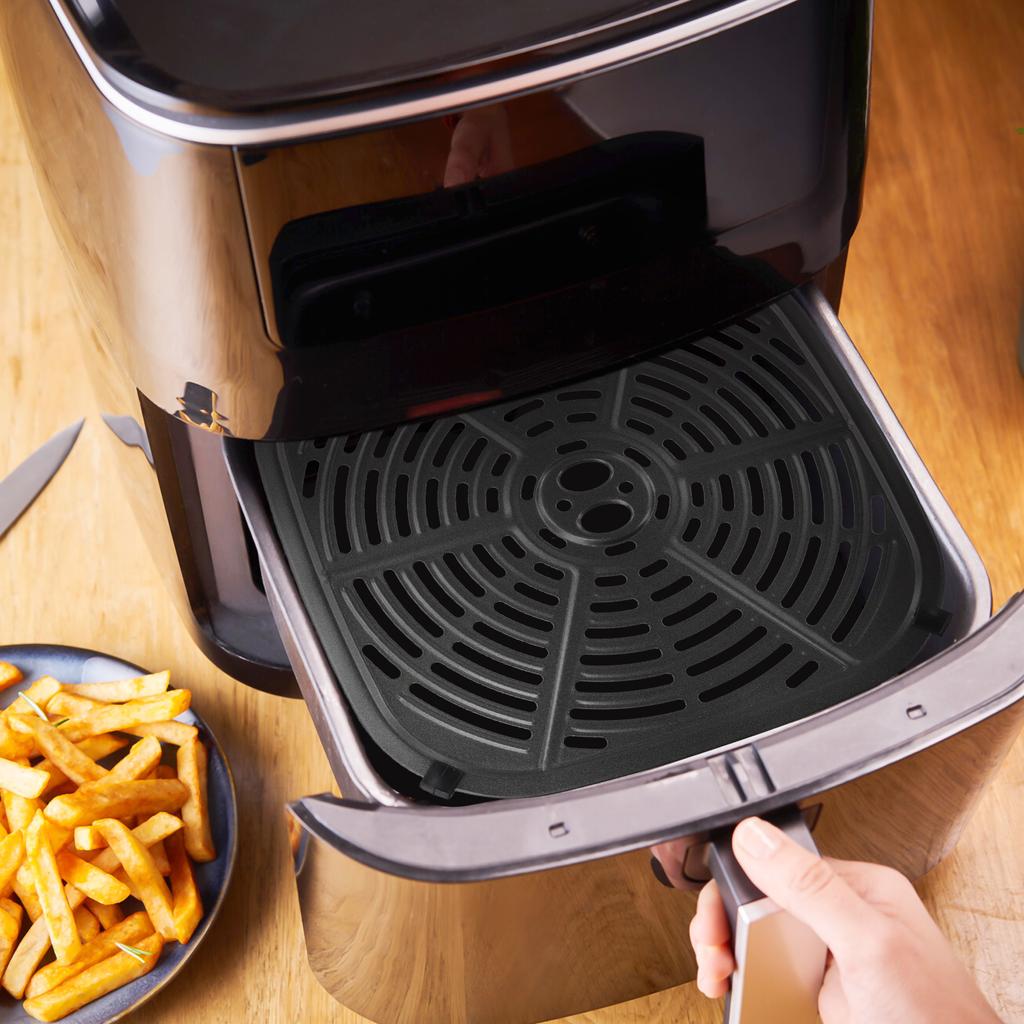 Удобная в обслуживании тарелка для аэрофритюрницы, размер 22,5 см x 22,5 см, удобный дизайн, легко моется, надежный материал, цельная