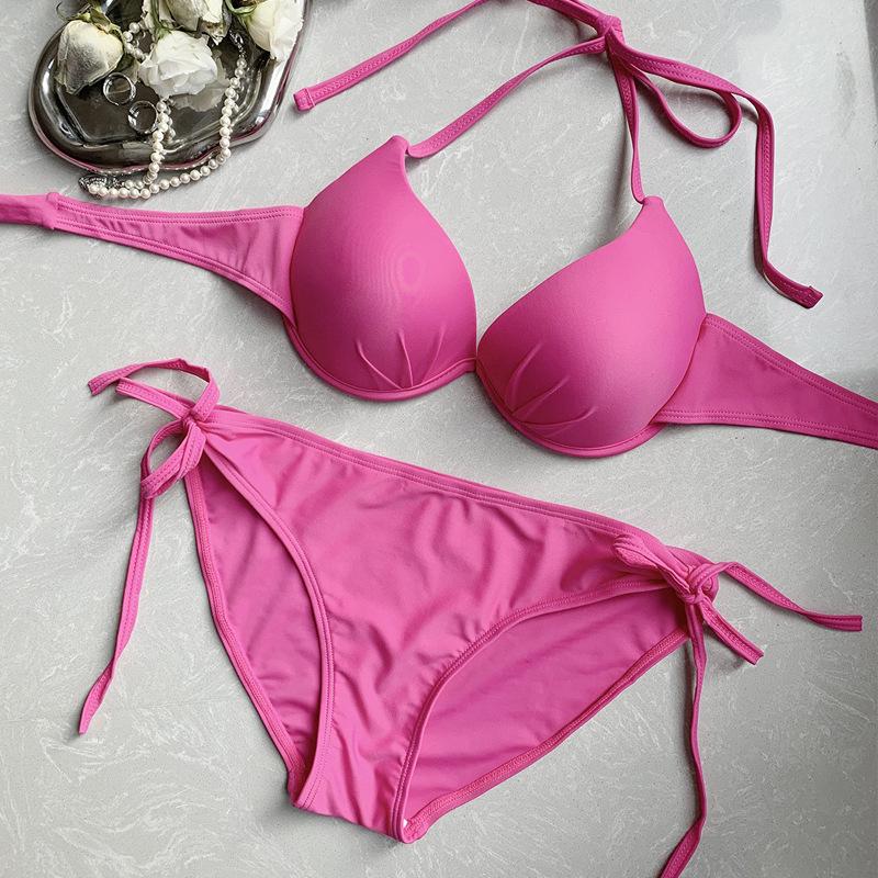 Розово-красный купальник-бикини из трех частей с косточками для маленькой груди