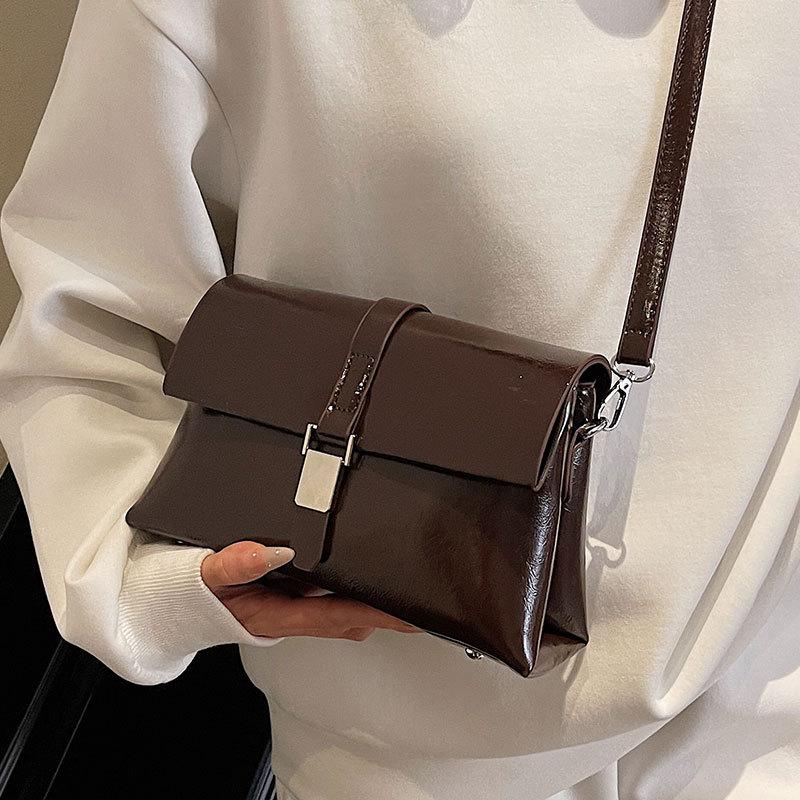 2025 New Simple Style Niche Retro Oil Wax Leather Underarm Bag Women's Commuting Versatile Temperament Shoulder Messenger Bag