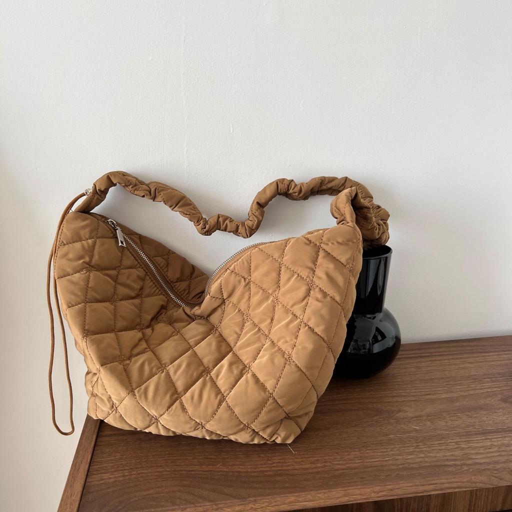 IELGY Корейская версия плиссированной сумки-облака, сумка-мешок с вышивкой ромбами, повседневная сумка-мессенджер большой вместимости