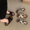 Весна и осень 2025 Новая мода Сотни модных римских маленьких сандалий Женский сказочный ветер Плоская подошва Французский ремешок в форме буквы А