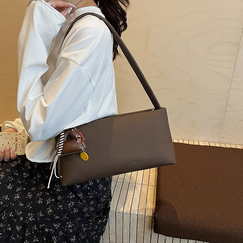 Сумка под мышкой женская 2025 новая сумка-мессенджер с высоким чувством популярная повседневная универсальная сумка через плечо осень-зима сумка-багет